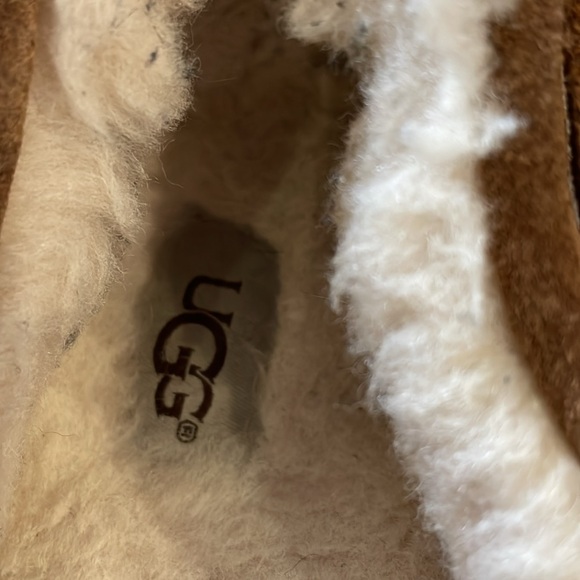 Basically brand new Ugg mocasins. worn a couple times! Barely any dirt - Picture 2 of 4